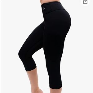 Compression capri leggings.